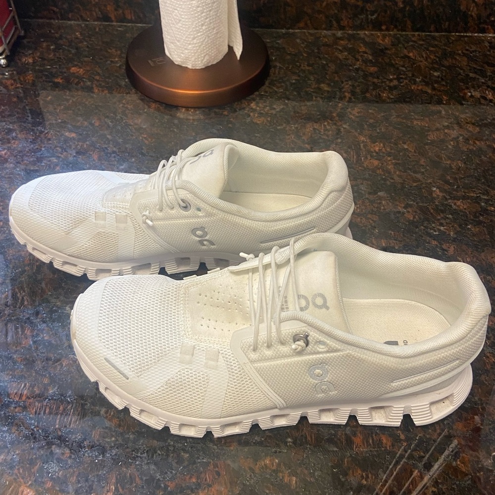 On Cloud 5 Women’s Shoes. Size 8